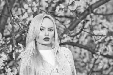 Çiçekler beyaz kiraz çiçeği ve kırmızı dudaklar ile kız