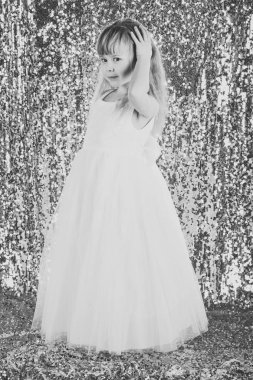 Gümüş arka plan, güzellik moda modeli. Şık elbiseli küçük kız balo. Moda ve güzellik, küçük prenses. Elegance şık seksi elbiseli kız çocuk. Bak, Kuaför, makyaj