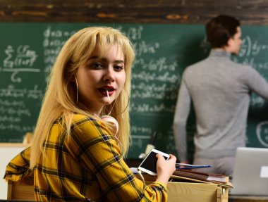 Özel ders bilgileri açıklamak olan ve öğrencilerin tepki olduğunu. Genç kız öğrenci üniversite sınıf sınavları için hazırlanıyor. Öğrenci grubunun önemli bir parçası olduğunu biliyor mu