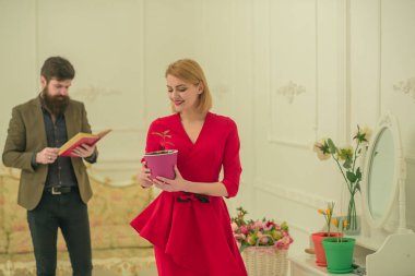 Hobi kavramı. Mutlu kadın tutun çiçek hipster kitap okumak, süre tencerede hobi. Kapalı bahçe hobi olarak. Aile hobi etkinliklerin tadını