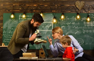 Konuşmacı Üniversitesi toplantı konferans sınıfında, eski kitaplar üzerinde yuvarlak ahşap bir masa eğitim kursu izlemek ve dinlemek dizüstü ekranda görünen adam olarak,