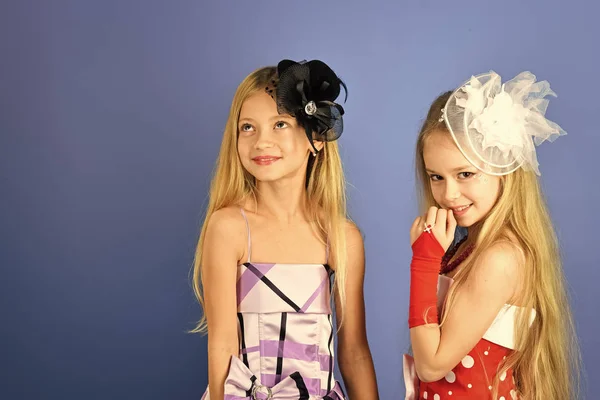 Moda y belleza, princesita. Amistad, mira, peluquería, boda. Niñas en vestido de moda, baile. Niños niñas en vestido, familia y hermanas. Hermanas modelo de moda familiar, belleza . — Foto de Stock