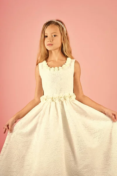 Modèle de mode sur fond rose, beauté. Enfant fille en robe glamour élégante, élégance. Regarde, coiffeur, maquillage. Mode et beauté, petite princesse. Petite fille en robe à la mode, bal de promo . — Photo