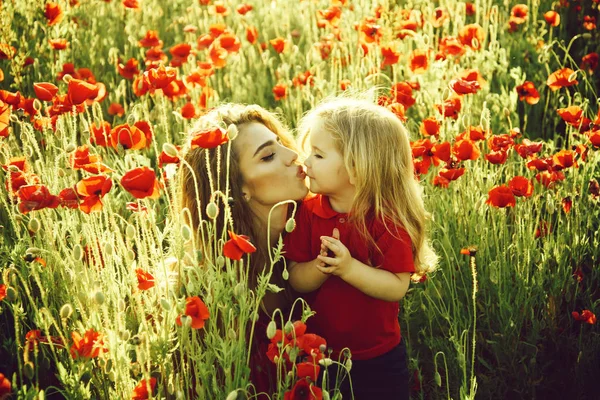 Niña y niño o niño en el campo de la amapola —  Fotos de Stock