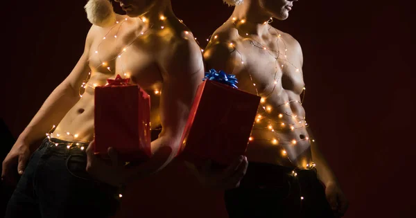 İkizler Noel çelenk içinde kas vücut ile — Stok fotoğraf