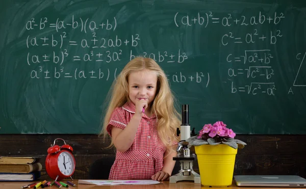 Ragazza carina studiare in classe scuola, concetto di conoscenza. Fiduciosa nella sua conoscenza — Foto Stock