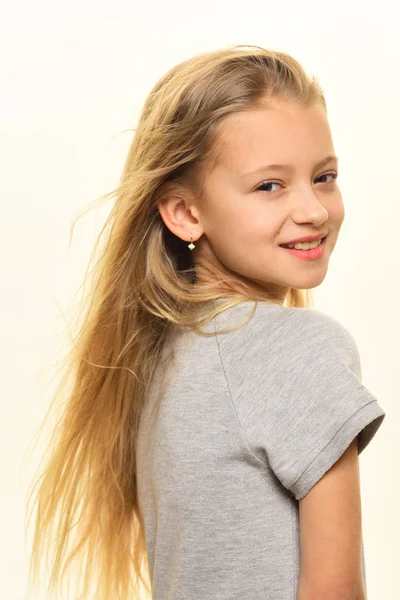 Minha menina. pequena senhora em roupas da moda. em detalhes. pequena senhora com cabelo loiro longo. pequena senhora isolado no branco . — Fotografia de Stock