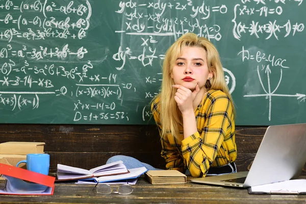 Studenten nooit uitstelgedrag geplande studie sessie. Terug naar school. Succesvolle docenten bouwen sterke persoonlijke relaties met hun leerlingen. Gelukkig universiteitsstudenten die studeren met boeken in bibliotheek. — Stockfoto