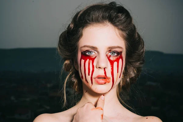 Чертов Хэллоуин. женщина с кровавыми глазами. Счастливого Хэллоуина. смерть и страшная волшебная девочка со слезами крови на лице. Я люблю быть ведьмой. bloody Mary — стоковое фото