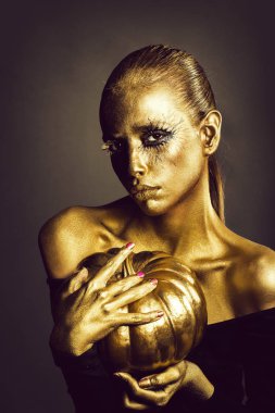 Cadılar bayramı balkabaklı altın kadın