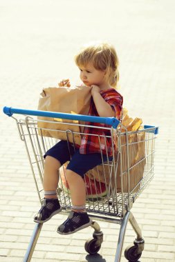 Sevimli çocuk arabası alışveriş