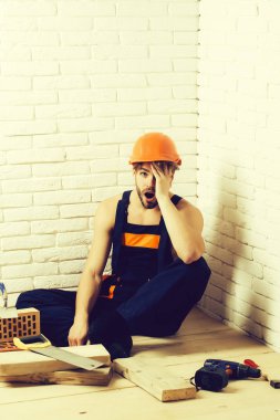 Seksi kaslı erkek yapıcı.