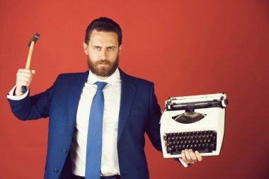 iş adamı, daktilo ve çekiç ile agresif iş adamı