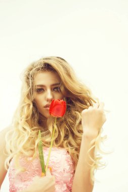 Kırmızı lale ile güzel kadın