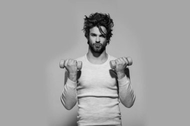 adam sabah egzersiz yaparak barbell ile saç uncombed