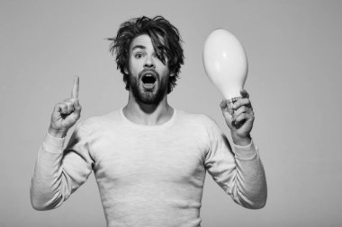 Şaşırmış adamın bir fikri var.