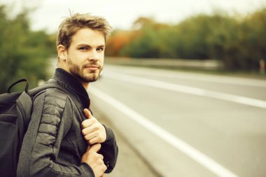 Sırt çantası ile yakışıklı maço adam