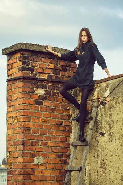 Menina bonita na escada de madeira — Fotografia de Stock