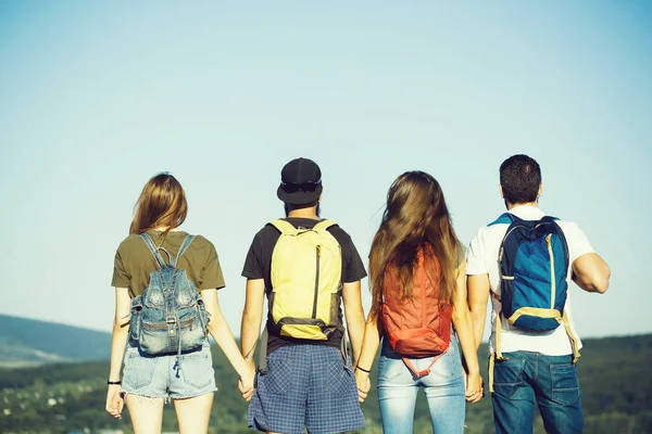 Groep Van Mensen Meisjes Knappe Mannen Met Kleurrijke Rugzakken Zonnige — Stockfoto