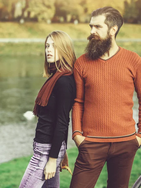 Jovem casal no parque de outono — Fotografia de Stock