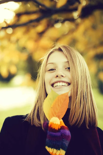 Jolie fille avec des feuilles d'automne — Photo