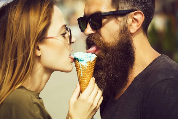 Pareja comiendo helado — Foto de Stock