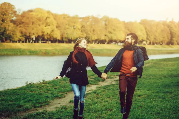 秋の公園の若いカップルは — ストック写真