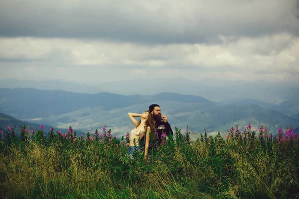浪漫的情侣，在山顶上 — 图库照片