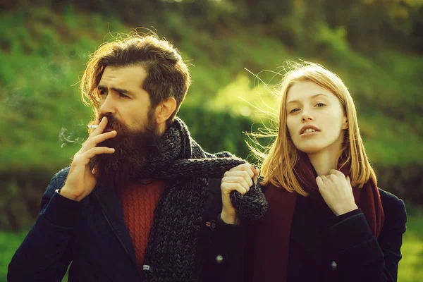 Pareja joven en otoño parque —  Fotos de Stock