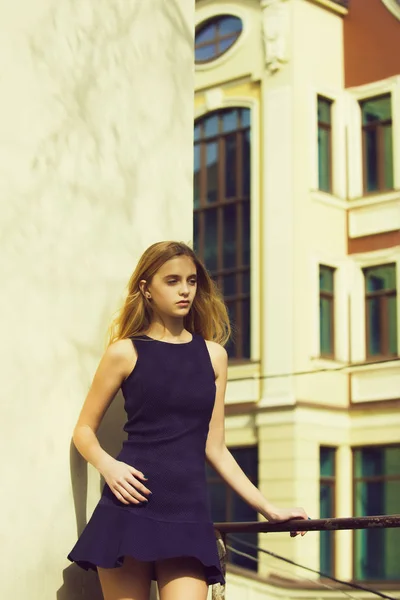 Красивая девушка в черном платье на балконе — стоковое фото