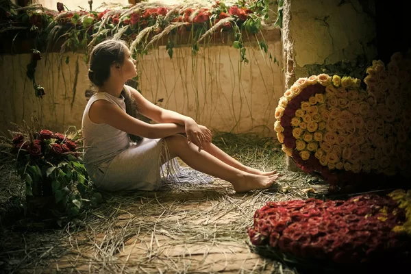 花の花束、フラワーアレンジメントの子座って床に花輪します。 — ストック写真