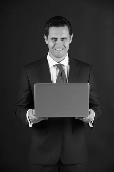 Бізнесмен посміхається з ноутбуком — стокове фото