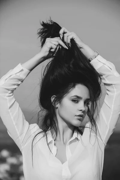 Mujer con cabello moreno y maquillaje fresco . — Foto de Stock