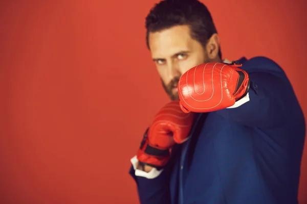 Homem de negócios ou pessoa em luvas de boxe vermelho perfuração — Fotografia de Stock