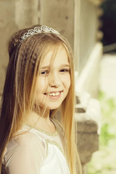Niña pequeña en la corona de princesa — Foto de Stock