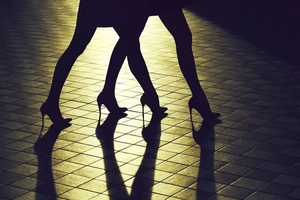 Gambe femminili in scarpe alla moda — Foto Stock