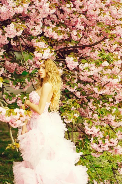 Гламурна дівчина в рожевому цвіті — стокове фото