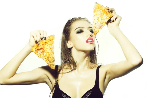 Ung flicka med pizza — Stockfoto