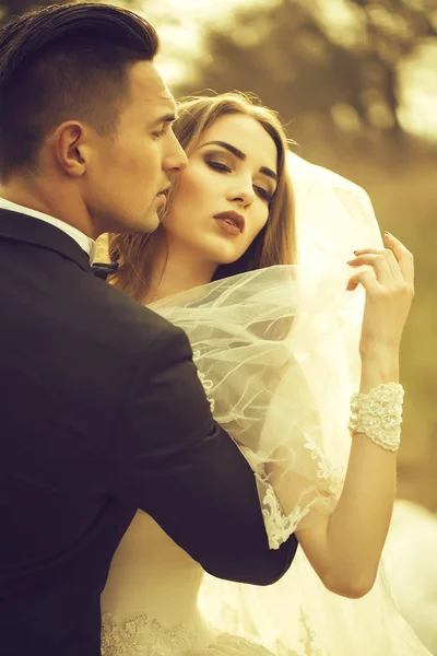 Young Newlywed Couple Woman Wedding Dress Man Embracing Outdoor — Stock Photo, Image