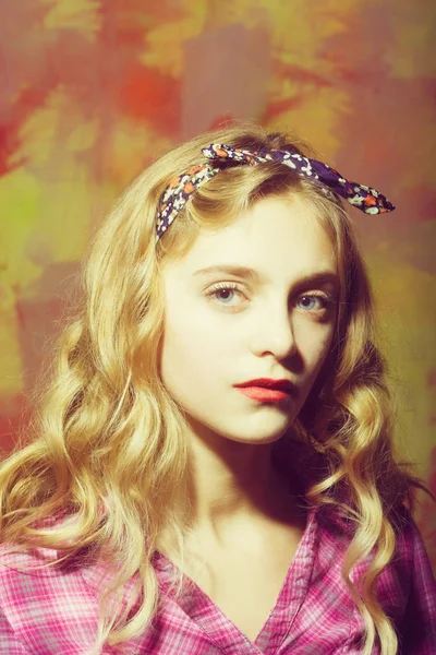 Mooi meisje met rode lippen en blond krullend haar — Stockfoto
