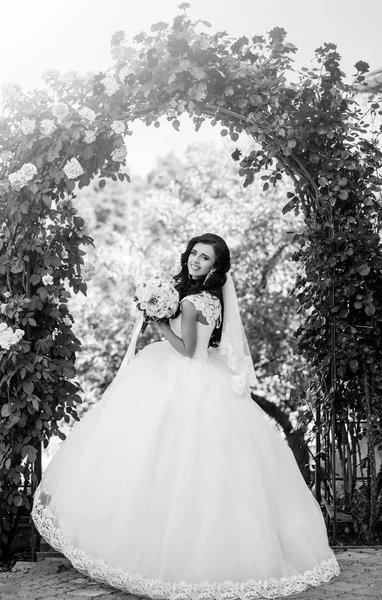 Bride with long brunette hair with flower. — Stock Photo, Image