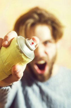 Aerosol sprey boya sakallı kızgın adam elinde olabilir