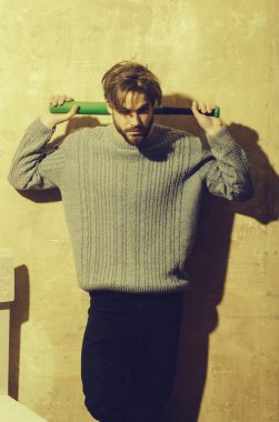 adam kazak ve kot beysbol sopası ile poz