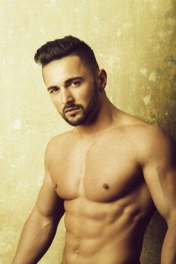 adam atlet gösterilen gövde ve kas vücut uygun