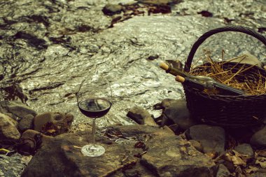 Şarap kadehi ve sepet şişelerde