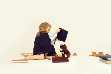 Küçük çocuk ayı ile oynamak