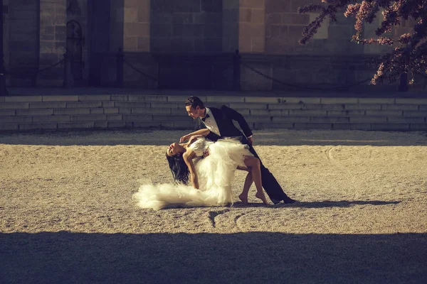 Весілля сексуальна пара танцює сонячно на відкритому повітрі — стокове фото