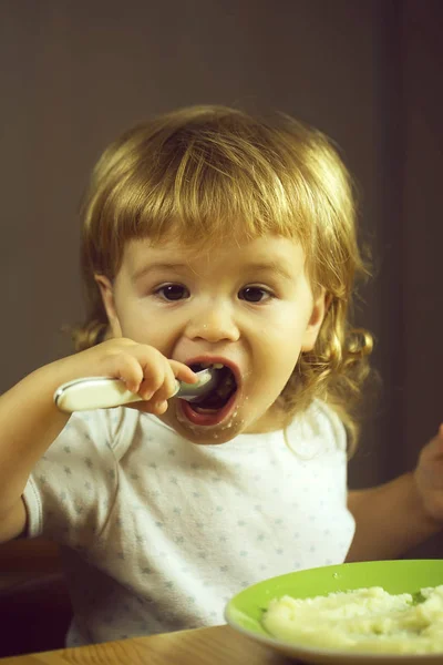 Menino comer mingau — Fotografia de Stock