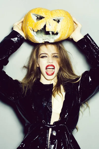 Mujer bonita con calabaza de halloween —  Fotos de Stock