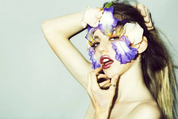 Dziewczyna z kwiatowy makijaż — Zdjęcie stockowe